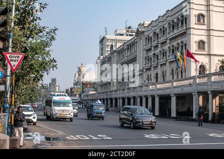 Kolkata, India - 1 febbraio 2020: Traffico quotidiano da un bivio e un segnale di stop con persone non identificate su entrambi i lati della strada Foto Stock