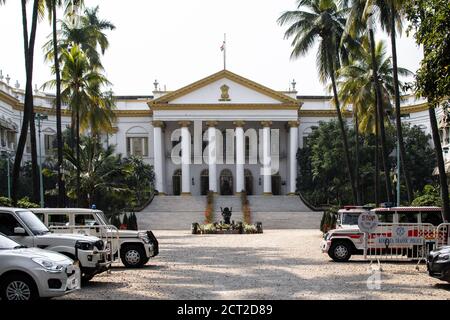 Kolkata, India - 1 febbraio 2020: Vista sull'esterno del palazzo governativo Raj Bhavan con diverse auto parke fuori il 1 febbraio 2020 Foto Stock