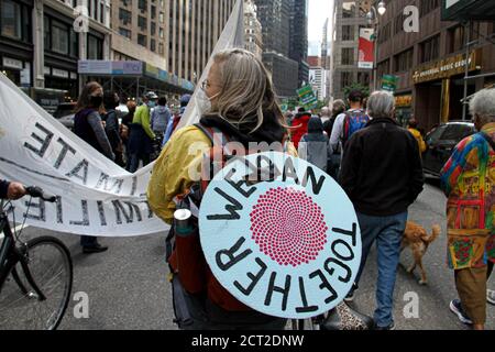 New York, Stati Uniti. 20 Settembre 2020. (NUOVO) protesta pacifica per il cambiamento climatico a New York . 20 settembre 2020, New York, USA : una protesta pacifica del cambiamento climatico che riunisce Black Lives materia e attivisti del clima che chiedono giustizia climatica, giustizia razziale, uguaglianza e lotta contro la brutalità della polizia e l'ingiustizia sociale. Chiedono di definanziare Bolsonaro, la polizia di NYPD, boicottare la carne di manzo brasiliana e attirare l'attenzione sul fuoco in Amazzonia e Pantanal del Brasile e negli Stati Uniti. Credit: ZUMA Press, Inc./Alamy Live News Foto Stock