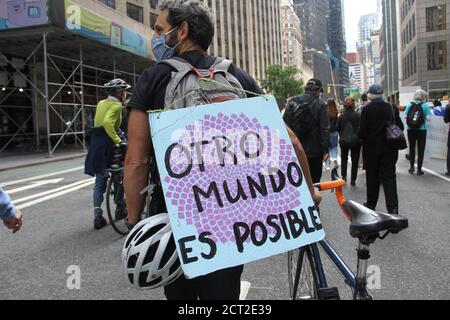 New York, Stati Uniti. 20 Settembre 2020. (NUOVO) protesta pacifica per il cambiamento climatico a New York . 20 settembre 2020, New York, USA : una protesta pacifica del cambiamento climatico che riunisce Black Lives materia e attivisti del clima che chiedono giustizia climatica, giustizia razziale, uguaglianza e lotta contro la brutalità della polizia e l'ingiustizia sociale. Chiedono di definanziare Bolsonaro, la polizia di NYPD, boicottare la carne di manzo brasiliana e attirare l'attenzione sul fuoco in Amazzonia e Pantanal del Brasile e negli Stati Uniti. Credit: ZUMA Press, Inc./Alamy Live News Foto Stock