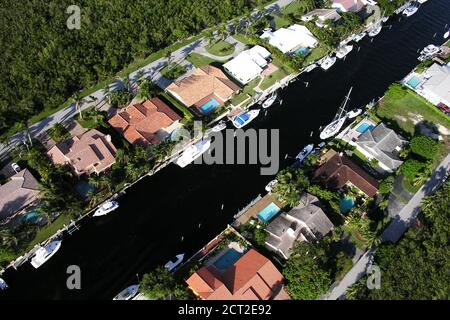 Miami, Florida, USA - Settembre 2005: Veduta aerea archivistica delle case e delle barche lungo il canale vicino al fiume Miami. Foto Stock