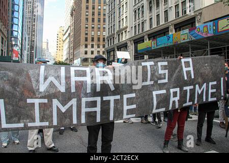 New York, Stati Uniti. 20 Settembre 2020. (NUOVO) protesta pacifica per il cambiamento climatico a New York . 20 settembre 2020, New York, USA : una protesta pacifica del cambiamento climatico che riunisce Black Lives materia e attivisti del clima che chiedono giustizia climatica, giustizia razziale, uguaglianza e lotta contro la brutalità della polizia e l'ingiustizia sociale. Chiedono di definanziare Bolsonaro, la polizia di NYPD, boicottare la carne di manzo brasiliana e attirare l'attenzione sul fuoco in Amazzonia e Pantanal del Brasile e negli Stati Uniti. Credit: ZUMA Press, Inc./Alamy Live News Foto Stock