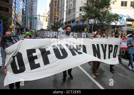 New York, Stati Uniti. 20 Settembre 2020. (NUOVO) protesta pacifica per il cambiamento climatico a New York . 20 settembre 2020, New York, USA : una protesta pacifica del cambiamento climatico che riunisce Black Lives materia e attivisti del clima che chiedono giustizia climatica, giustizia razziale, uguaglianza e lotta contro la brutalità della polizia e l'ingiustizia sociale. Chiedono di definanziare Bolsonaro, la polizia di NYPD, boicottare la carne di manzo brasiliana e attirare l'attenzione sul fuoco in Amazzonia e Pantanal del Brasile e negli Stati Uniti. Credit: ZUMA Press, Inc./Alamy Live News Foto Stock