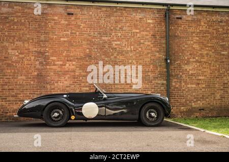 Un'auto da corsa Jaguar XK120 parcheggiata accanto a una parete in Il Bicester Heritage Sunday Scramble Foto Stock