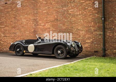Un'auto da corsa Jaguar XK120 parcheggiata accanto a una parete in Il Bicester Heritage Sunday Scramble Foto Stock