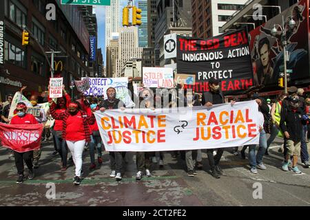 New York, Stati Uniti. 20 Settembre 2020. (NUOVO) protesta pacifica per il cambiamento climatico a New York . 20 settembre 2020, New York, USA : una protesta pacifica del cambiamento climatico che riunisce Black Lives materia e attivisti del clima che chiedono giustizia climatica, giustizia razziale, uguaglianza e lotta contro la brutalità della polizia e l'ingiustizia sociale. Chiedono di definanziare Bolsonaro, la polizia di NYPD, boicottare la carne di manzo brasiliana e attirare l'attenzione sul fuoco in Amazzonia e Pantanal del Brasile e negli Stati Uniti. Credit: ZUMA Press, Inc./Alamy Live News Foto Stock