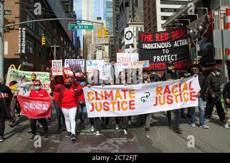 New York, Stati Uniti. 20 Settembre 2020. (NUOVO) protesta pacifica per il cambiamento climatico a New York . 20 settembre 2020, New York, USA : una protesta pacifica del cambiamento climatico che riunisce Black Lives materia e attivisti del clima che chiedono giustizia climatica, giustizia razziale, uguaglianza e lotta contro la brutalità della polizia e l'ingiustizia sociale. Chiedono di definanziare Bolsonaro, la polizia di NYPD, boicottare la carne di manzo brasiliana e attirare l'attenzione sul fuoco in Amazzonia e Pantanal del Brasile e negli Stati Uniti. Credit: ZUMA Press, Inc./Alamy Live News Foto Stock