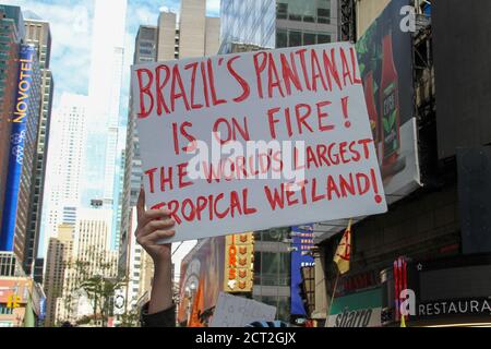 New York, Stati Uniti. 20 Settembre 2020. (NUOVO) protesta pacifica per il cambiamento climatico a New York . 20 settembre 2020, New York, USA : una protesta pacifica del cambiamento climatico che riunisce Black Lives materia e attivisti del clima che chiedono giustizia climatica, giustizia razziale, uguaglianza e lotta contro la brutalità della polizia e l'ingiustizia sociale. Chiedono di definanziare Bolsonaro, la polizia di NYPD, boicottare la carne di manzo brasiliana e attirare l'attenzione sul fuoco in Amazzonia e Pantanal del Brasile e negli Stati Uniti. Credit: ZUMA Press, Inc./Alamy Live News Foto Stock