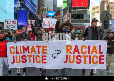 New York, Stati Uniti. 20 Settembre 2020. (NUOVO) protesta pacifica per il cambiamento climatico a New York . 20 settembre 2020, New York, USA : una protesta pacifica del cambiamento climatico che riunisce Black Lives materia e attivisti del clima che chiedono giustizia climatica, giustizia razziale, uguaglianza e lotta contro la brutalità della polizia e l'ingiustizia sociale. Chiedono di definanziare Bolsonaro, la polizia di NYPD, boicottare la carne di manzo brasiliana e attirare l'attenzione sul fuoco in Amazzonia e Pantanal del Brasile e negli Stati Uniti. Credit: ZUMA Press, Inc./Alamy Live News Foto Stock