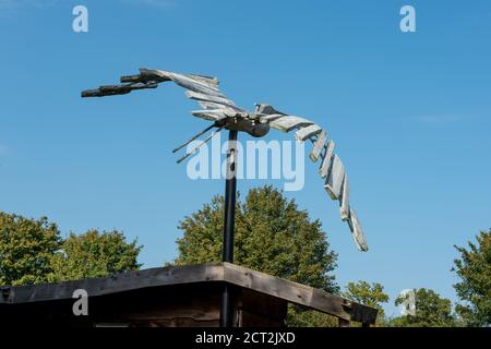 Denham, Buckinghamshire, Regno Unito. 20 Settembre 2020. Una scultura di airone al parco. Gli attivisti ambientali e i protettori degli alberi sono sconvolti per aver scoperto che gli appaltatori HS2 hanno bonificato una vasta area di boschi nel Denham Country Park, tra cui l'abbattimento di querce mature. L'area di liquidazione secondo i membri del campo di protezione di Denham, è presumibilmente al di fuori dell'area mappata su cui HS2 ha giurisdizione per i lavori di costruzione del collegamento ferroviario ad alta velocità. Credito: Maureen McLean/Alamy Foto Stock