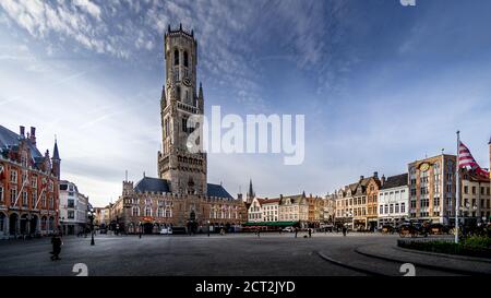 Alba sulla Piazza del mercato nel centro di Bruges con Gli edifici storici May e la famosa Torre Belfry che fu costruito nel 1240 Foto Stock