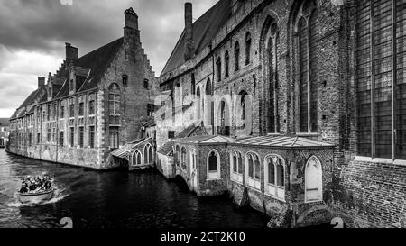 Foto in bianco e nero dello storico Ospedale di San Giovanni del XII secolo nella città medievale di Bruges, Belgio Foto Stock