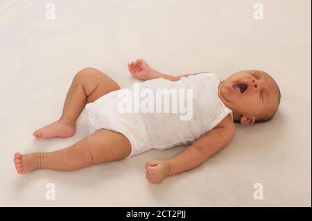 Sviluppo infantile 6 settimane bambino bambina neonato sulla schiena tendone a riflessione per tutta la lunghezza Foto Stock