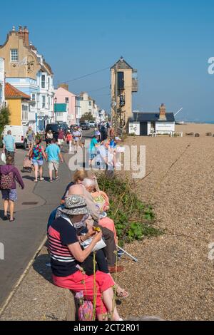 Il lungomare e South Lookout ad Aldeburgh, Suffolk, Inghilterra, Regno Unito. Foto Stock