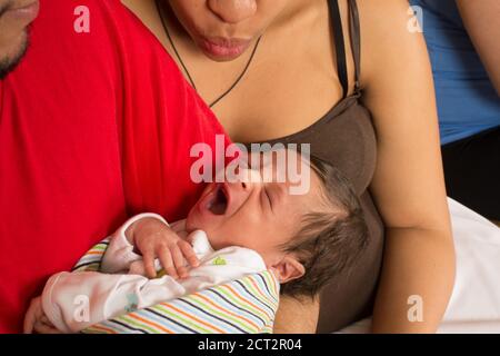 closeup del bambino neonato di 12 giorni di sbavatura tenuto da genitori Foto Stock