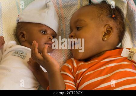 bambina di 20 mesi con neonato fratello sei settimane Foto Stock