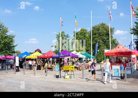 Waterside mercato all'aperto di Upmarket, Sheep Street, Stratford-upon-Avon, Warwickshire, Inghilterra, Regno Unito Foto Stock