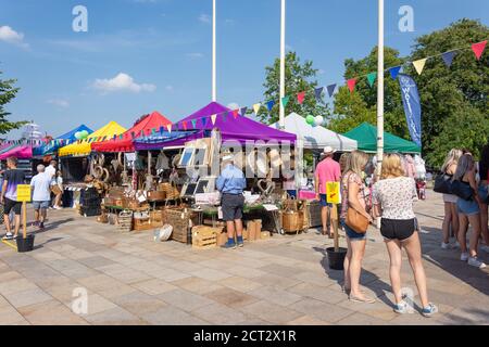 Waterside mercato all'aperto di Upmarket, Sheep Street, Stratford-upon-Avon, Warwickshire, Inghilterra, Regno Unito Foto Stock