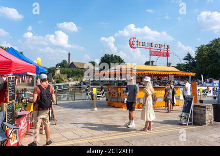 Bancarelle di cibo nel mercato all'aperto di Waterside Upmarket, Sheep Street, Stratford-upon-Avon, Warwickshire, Inghilterra, Regno Unito Foto Stock