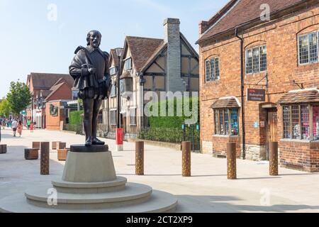 Luogo di nascita e statua di Shakespeare, Henley Street, Stratford-upon-Avon, Warwickshire, Inghilterra, Regno Unito Foto Stock