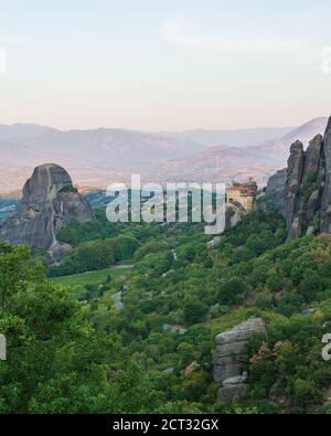 Meteora, un vasto complesso di gigantesche colonne rocciose con monasteri. Kalambaka, Grecia. Foto Stock