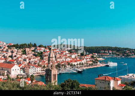 Vista aerea della città di Hvar sull'isola del mare Adriatico, Croazia. Foto Stock