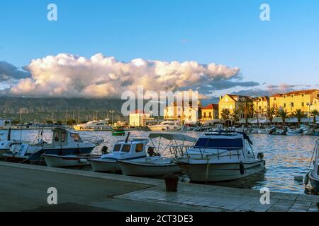 Argine della città di Supetar sull'isola di Brac, Croazia. Foto Stock