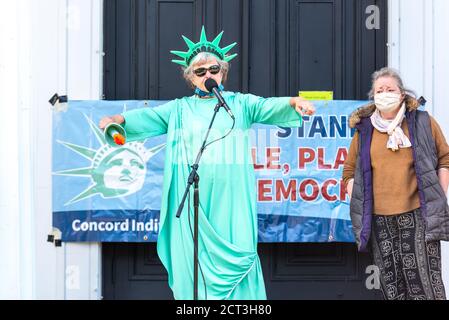 Il Rally di Ruth alla prima Parrocchia di Concord per onorare la vita, l'eredità e la missione della Corte Suprema di giustizia Ruth Bader Ginsburg. Foto Stock