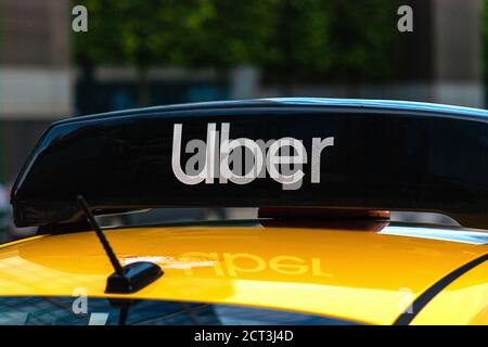 Icona del logo Uber sulla parte superiore del taxi giallo, primo piano - Mosca, 09//09/2020 Foto Stock