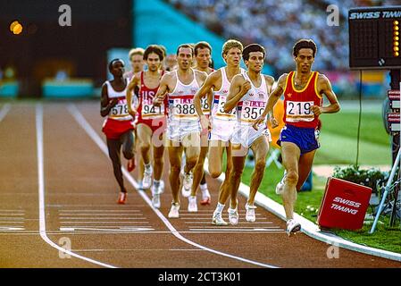 SEB Coe (GBR) -359- vince il 1500m con Steve Scott (USA) -938- e José Manuel Abascal (ESP) -219- al 1984 Giochi Olimpici estivi Foto Stock