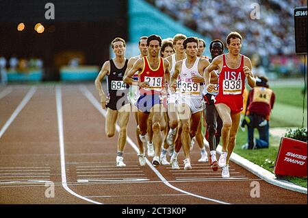 SEB Coe (GBR) -359- vince il 1500m con Steve Scott (USA) -938- e José Manuel Abascal (ESP) -219- al 1984 Giochi Olimpici estivi Foto Stock