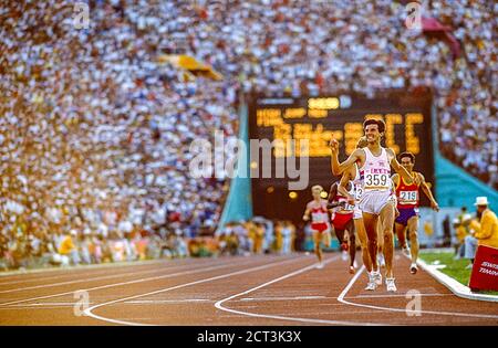 SEB Coe (GBR) vinse il 1500 m sconfiggendo Steve Cram (GBR) Per la medaglia d'oro ai Giochi Olimpici estivi del 1984 Olimpico Foto Stock