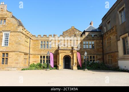 Facciata dell'edificio storico dell'Abbazia di Delapre, entrata principale esterna, Northampton, Regno Unito Foto Stock