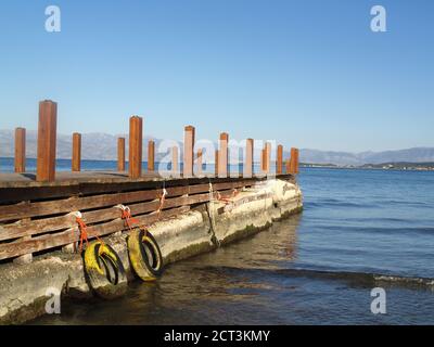 Molo in legno presso GLI alberghi A, Roda Beach Hotel, Resort and Spa, Roda, Corfu, Grecia in inverno Foto Stock