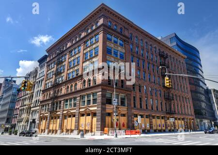 Si è imbarcato in un edificio a New York a seguito delle proteste durante la pandemia di Covid. Foto Stock