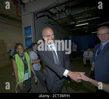 Philadelphia, Pennsylvania, USA, 27 luglio 2016 il procuratore generale degli Stati Uniti Eric Holder scuote le mani con l'ammiratore mentre si cammina attraverso i corridoi posteriori della Wells Fargo Arena durante la Convention Nazionale Democratica Foto Stock