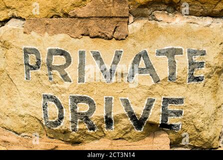 Le parole 'Private Drive' dipinte in lettere nere su un grande masso Foto Stock