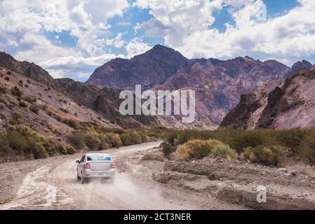 Guida nelle Ande che circondano Uspallata, provincia di Mendoza, Argentina, Sud America Foto Stock