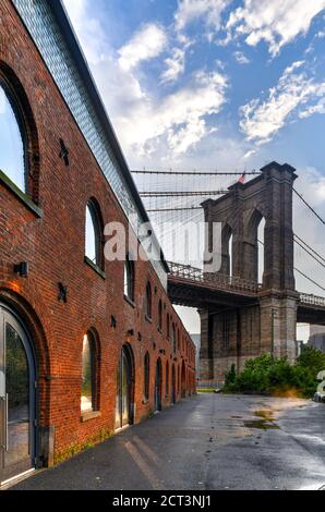 Ponte di Brooklyn di Saint Anne's Warehouse a Brooklyn, New York dopo una doccia a pioggia. Foto Stock