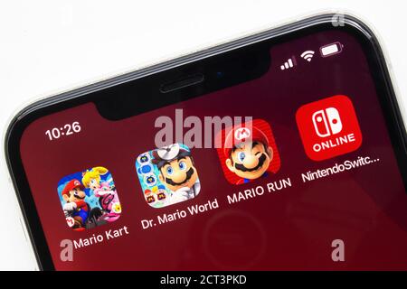 Calgary, Alberta, Canada. 20 settembre 2020. Un iPhone 11 pro con le applicazioni Nintendo Mario Bros sulla schermata iniziale. Foto Stock