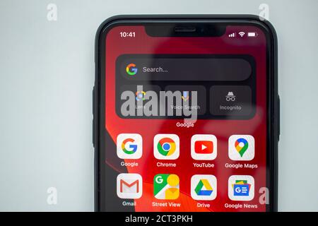 Calgary, Alberta, Canada. 20 settembre 2020. Un iPhone 11 Pro con applicazioni e widget Google sulla schermata iniziale. Foto Stock