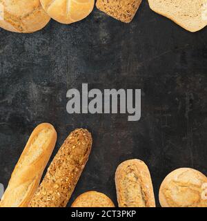 Isolò diversi tipi di pane su sfondo nero. Foto di varietà di pane con spazio per la copia. Vista dall'alto. Collegato a panetteria e pasticceria. Foto Stock
