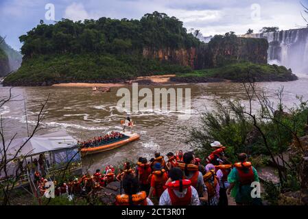 Giro in barca sotto le cascate alle cascate di Iguazu (alias Iguassu Falls o Cataratas del Iguazu), provincia di Misiones, Argentina, Sud America Foto Stock