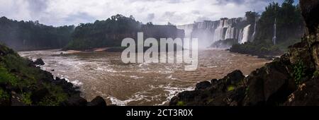 Cascate di Iguazu (alias Iguassu Falls o Cataratas del Iguazu), provincia di Misiones, Argentina, Sud America Foto Stock