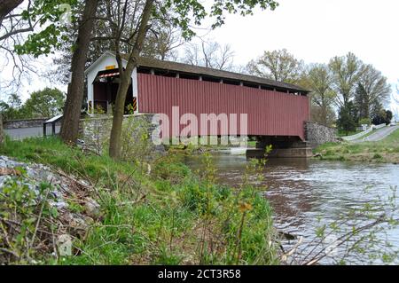 Vista laterale del ponte coperto Erb's Mill, che si estende su Hammer Creek Foto Stock