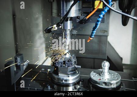 Fresatrice per metalli lavorazione di un acciaio taglio metallo moderna tecnologia di lavorazione in fabbrica industriale. Foto Stock