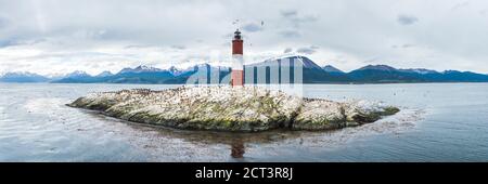 Faro di Les Eclaireurs e colonia cormorante su un'isola nel canale di Beagle, Ushuaia, Tierra del Fuego, Argentina, Sud America Foto Stock