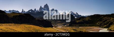 El Chalten villaggio e Monte Fitz Roy (aka Cerro Chalten), Patagonia, Argentina, Sud America Foto Stock
