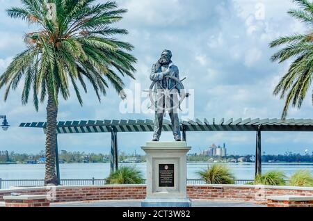 Una statua del capitano Daniel Johannes Goos si trova lungo la passeggiata sul lungolago, 9 settembre 2020, a Lake Charles, Louisiana. Foto Stock