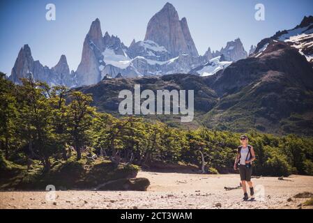 Escursioni con Monte Fitz Roy (aka Cerro Chalten) dietro, Los Glaciares National Park, El Chalten, Patagonia, Argentina, Sud America Foto Stock